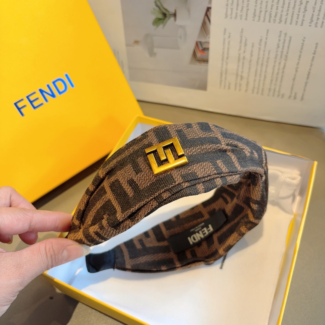配包装
FENDI 芬迪 经典双F交叉款发箍，复古头箍，简约百搭，潮女必备品，超级的高大上！