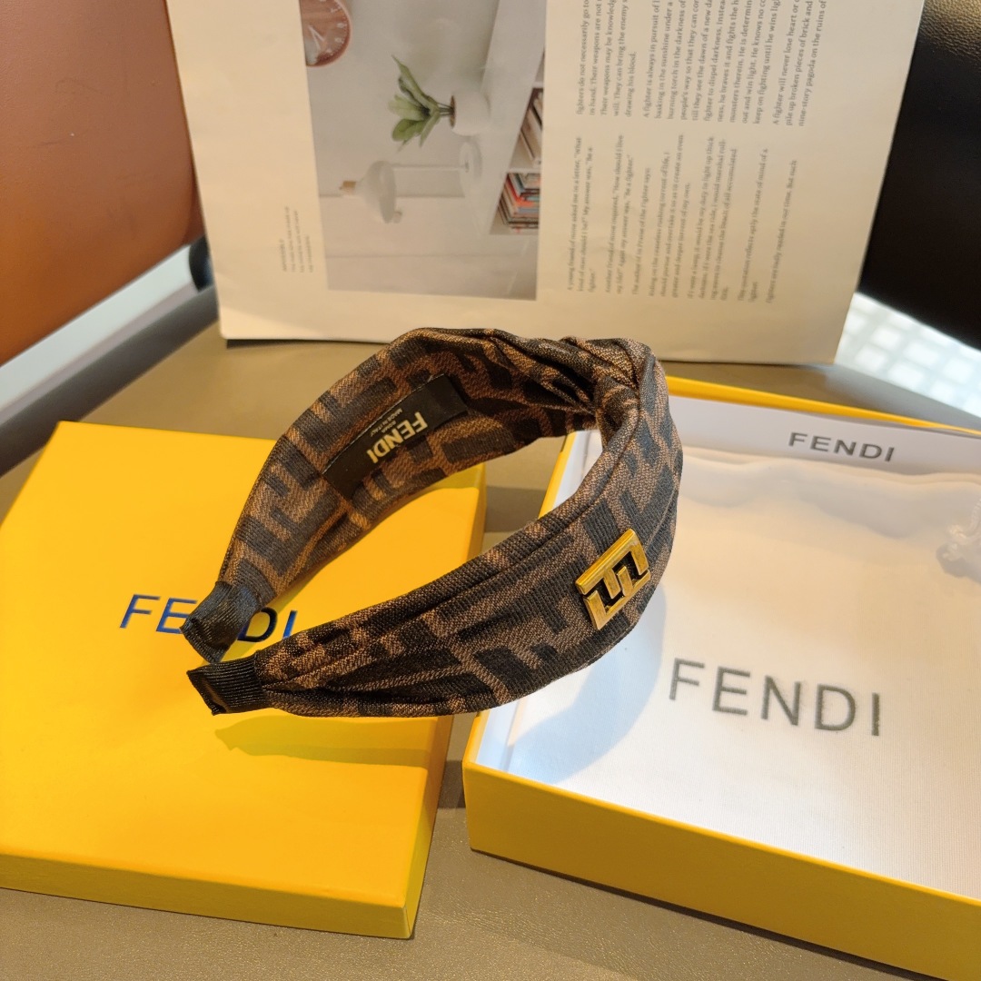 配包装
FENDI 芬迪 经典双F交叉款发箍，复古头箍，简约百搭，潮女必备品，超级的高大上！