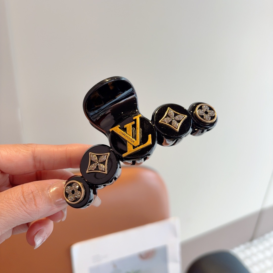 配包装 （单个）
LV（路易威登）新款网红手工抓夹，高级感字母简约复古发夹原单货，简约百搭，潮女必备品