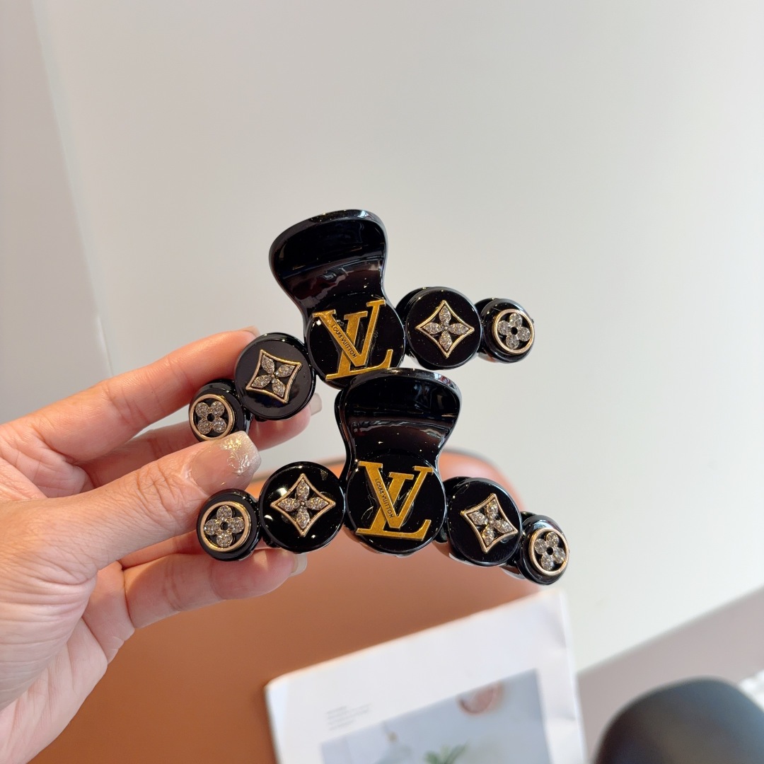 配包装 （单个）
LV（路易威登）新款网红手工抓夹，高级感字母简约复古发夹原单货，简约百搭，潮女必备品