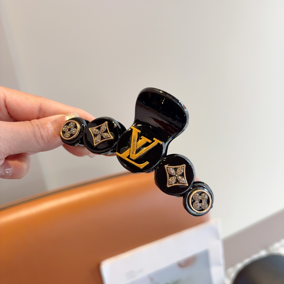 配包装 （单个）
LV（路易威登）新款网红手工抓夹，高级感字母简约复古发夹原单货，简约百搭，潮女必备品
