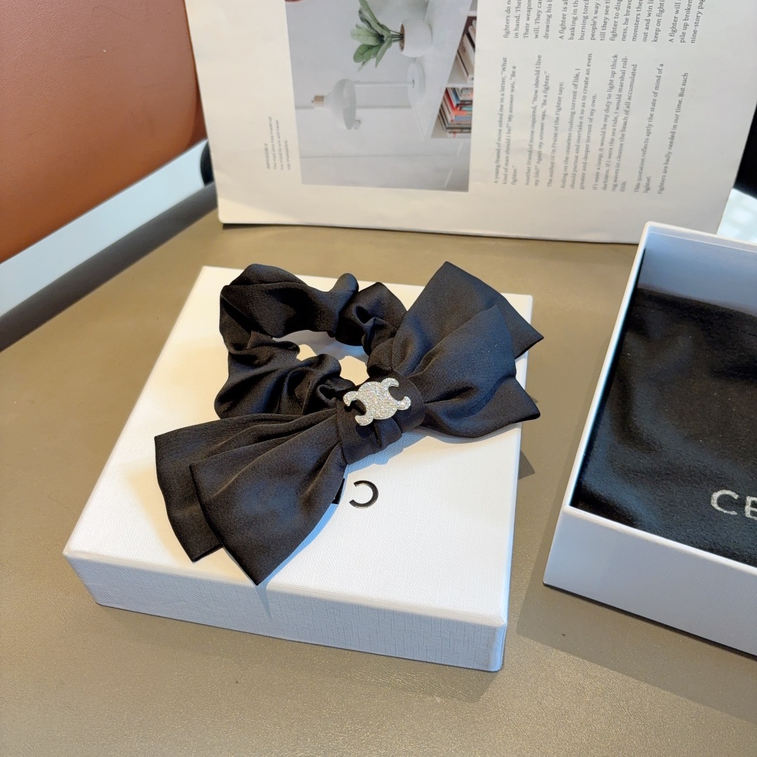 配包装
CELINE（赛琳）凯旋门网红蝴蝶结发圈，精致肠圈皮筋，佩戴舒适无压力，造型搭配必备！非常时尚百