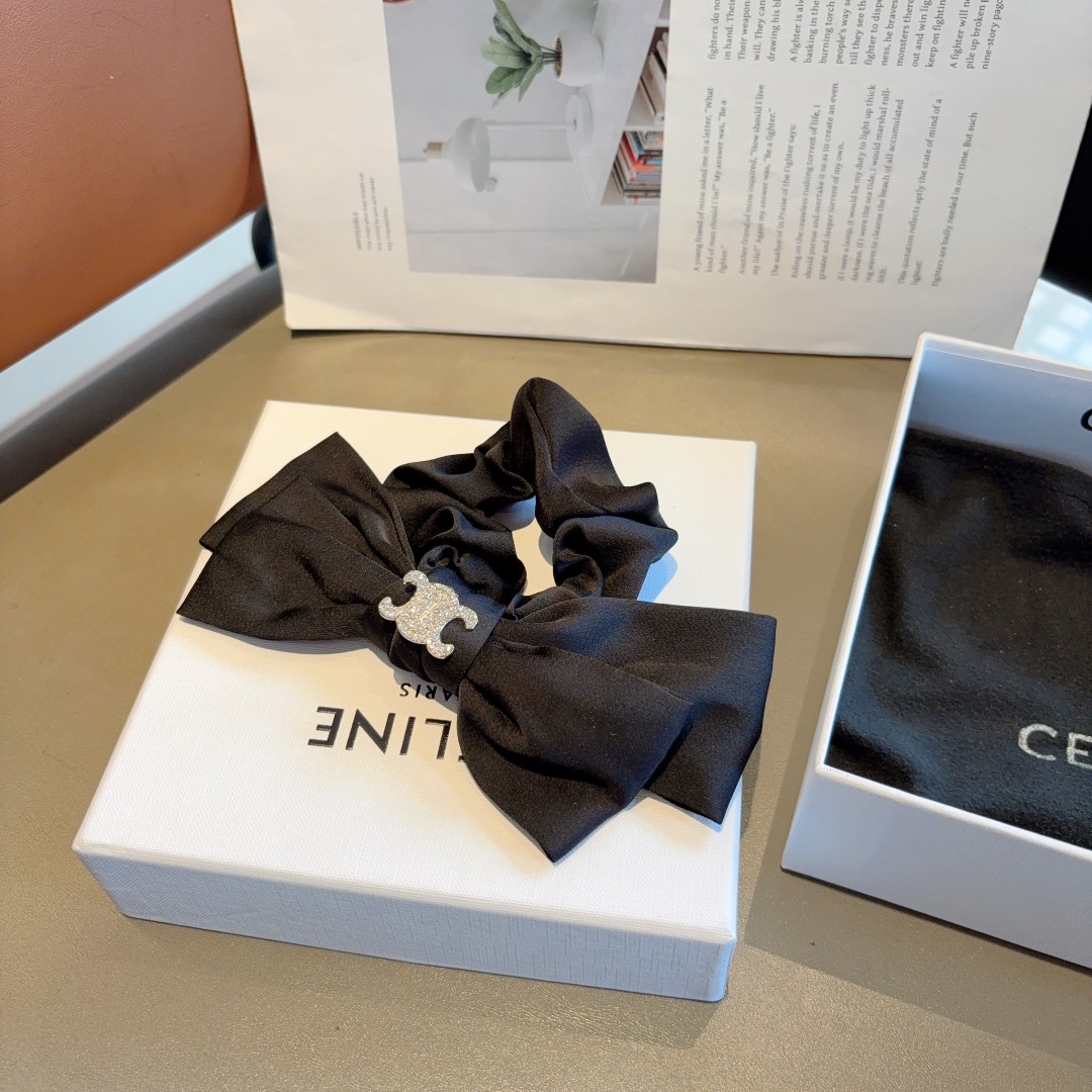 配包装
CELINE（赛琳）凯旋门网红蝴蝶结发圈，精致肠圈皮筋，佩戴舒适无压力，造型搭配必备！非常时尚百