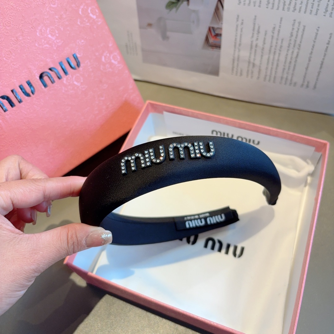 配包装
miumiu 缪缪  新款韩版缎面字母发箍，细节全部实拍！水钻特制面料非常显质感、经典而又永不过
