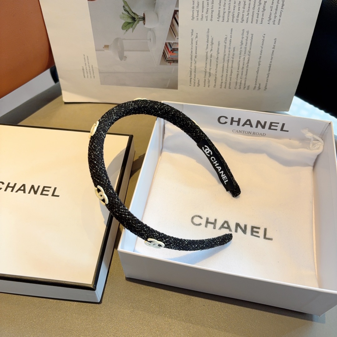 配包装
CHANEL（香奈儿）新款精美字母发箍，复古网红爆款头箍 搭配高端材质，超精致，时尚高级百搭款。