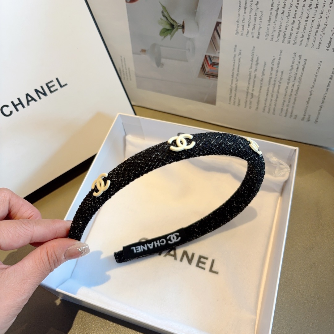 配包装
CHANEL（香奈儿）新款精美字母发箍，复古网红爆款头箍 搭配高端材质，超精致，时尚高级百搭款。