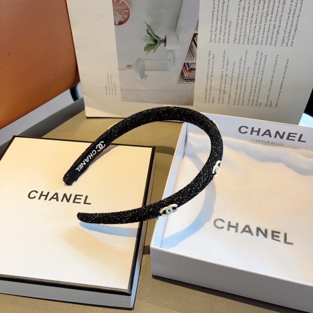 配包装
CHANEL（香奈儿）新款精美字母发箍，复古网红爆款头箍 搭配高端材质，超精致，时尚高级百搭款。