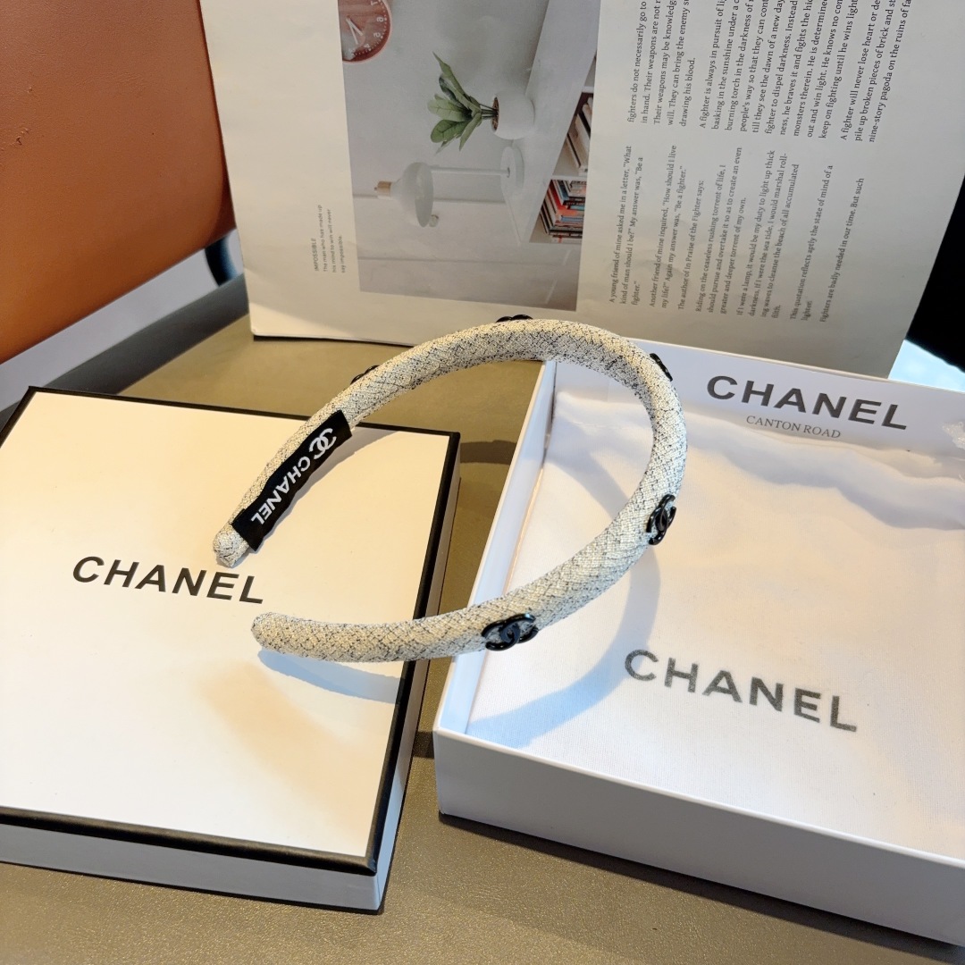 配包装
CHANEL（香奈儿）新款精美字母发箍，复古网红爆款头箍 搭配高端材质，超精致，时尚高级百搭款。