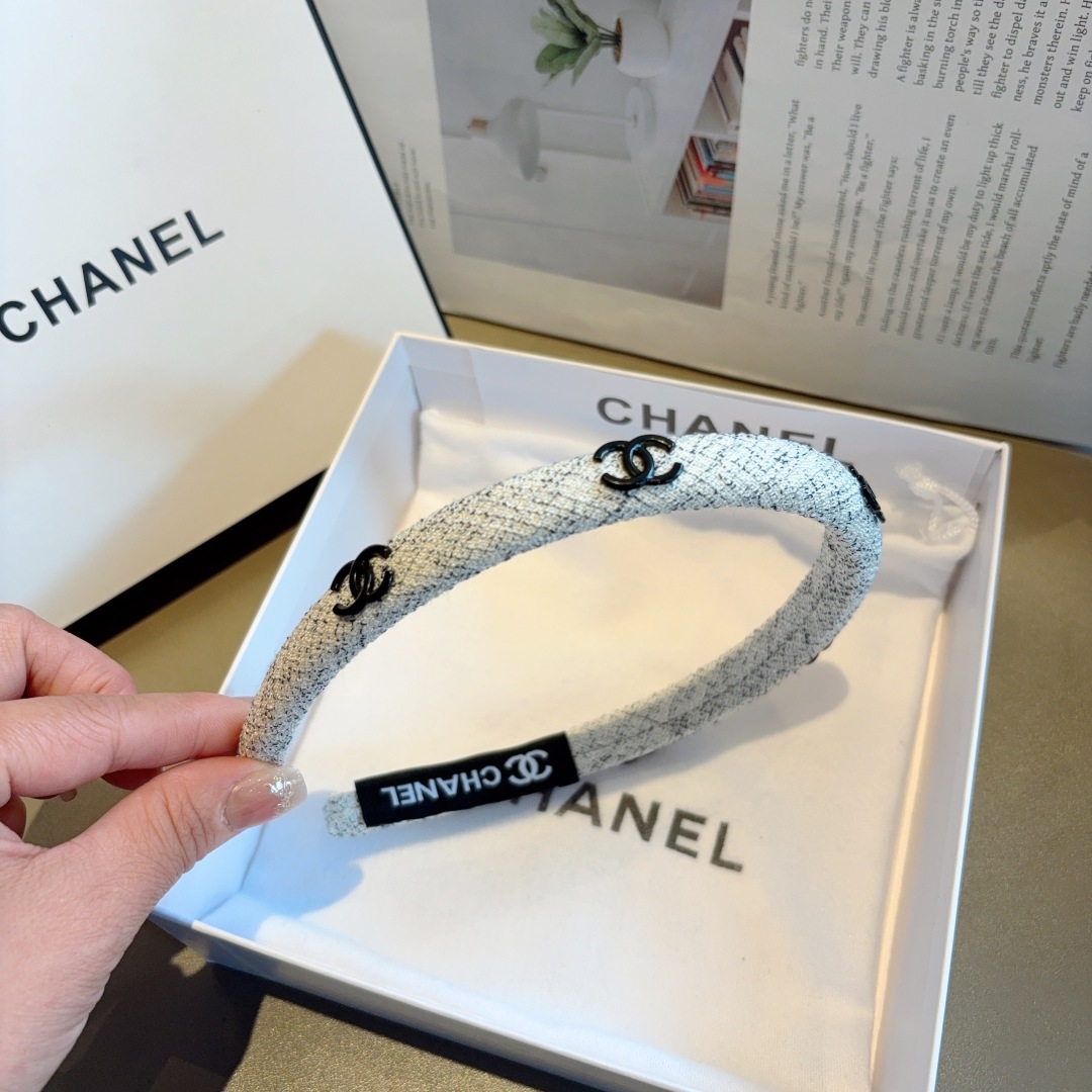 配包装
CHANEL（香奈儿）新款精美字母发箍，复古网红爆款头箍 搭配高端材质，超精致，时尚高级百搭款。