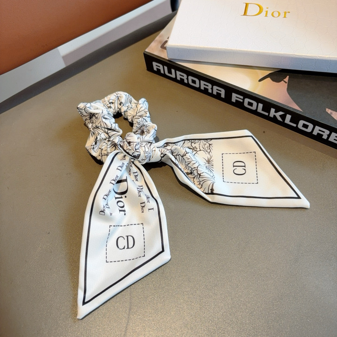 配包装
Dior （迪奥）字母飘带马尾发圈 蝴蝶结肠圈，高档韩版皮筋，经典花型设计， 高端大气，名媛范儿