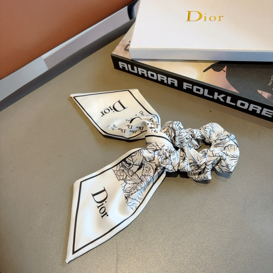 配包装
Dior （迪奥）字母飘带马尾发圈 蝴蝶结肠圈，高档韩版皮筋，经典花型设计， 高端大气，名媛范儿
