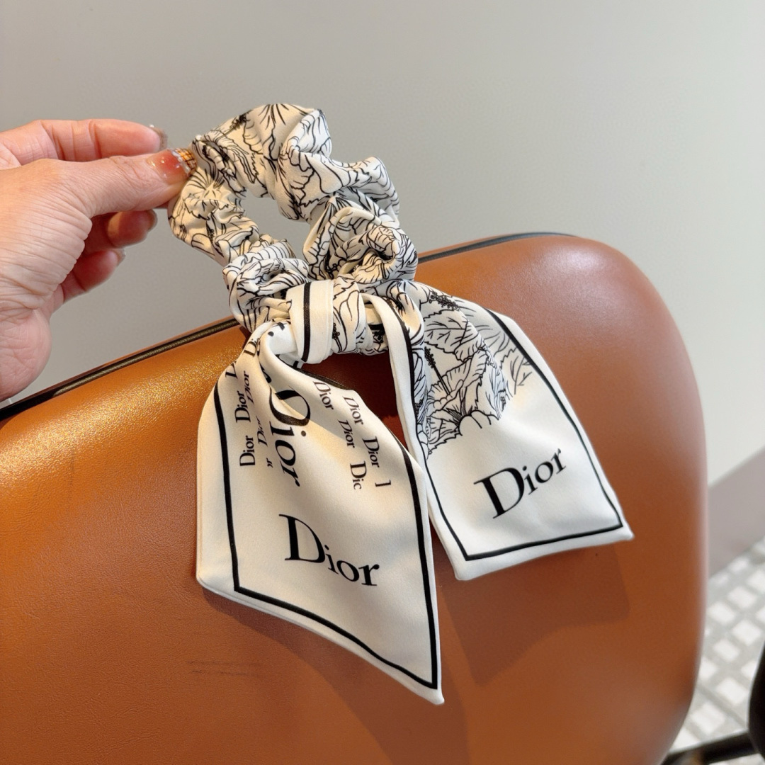 配包装
Dior （迪奥）字母飘带马尾发圈 蝴蝶结肠圈，高档韩版皮筋，经典花型设计， 高端大气，名媛范儿