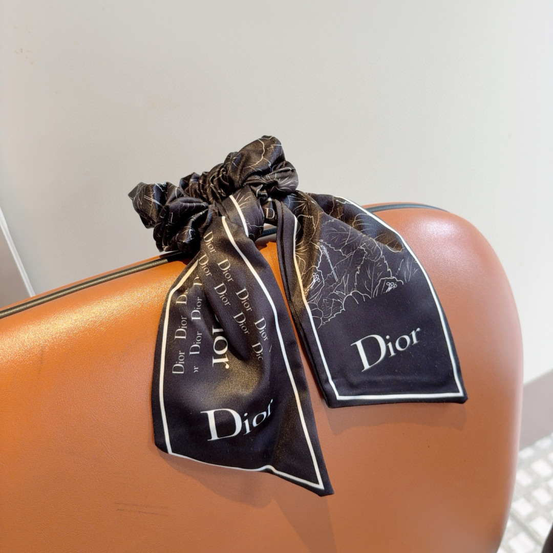 配包装
Dior （迪奥）字母飘带马尾发圈 蝴蝶结肠圈，高档韩版皮筋，经典花型设计， 高端大气，名媛范儿