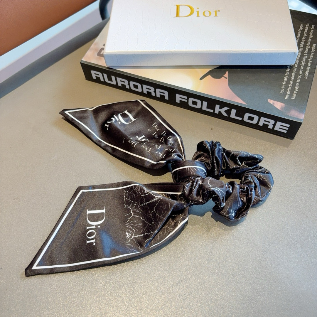 配包装
Dior （迪奥）字母飘带马尾发圈 蝴蝶结肠圈，高档韩版皮筋，经典花型设计， 高端大气，名媛范儿