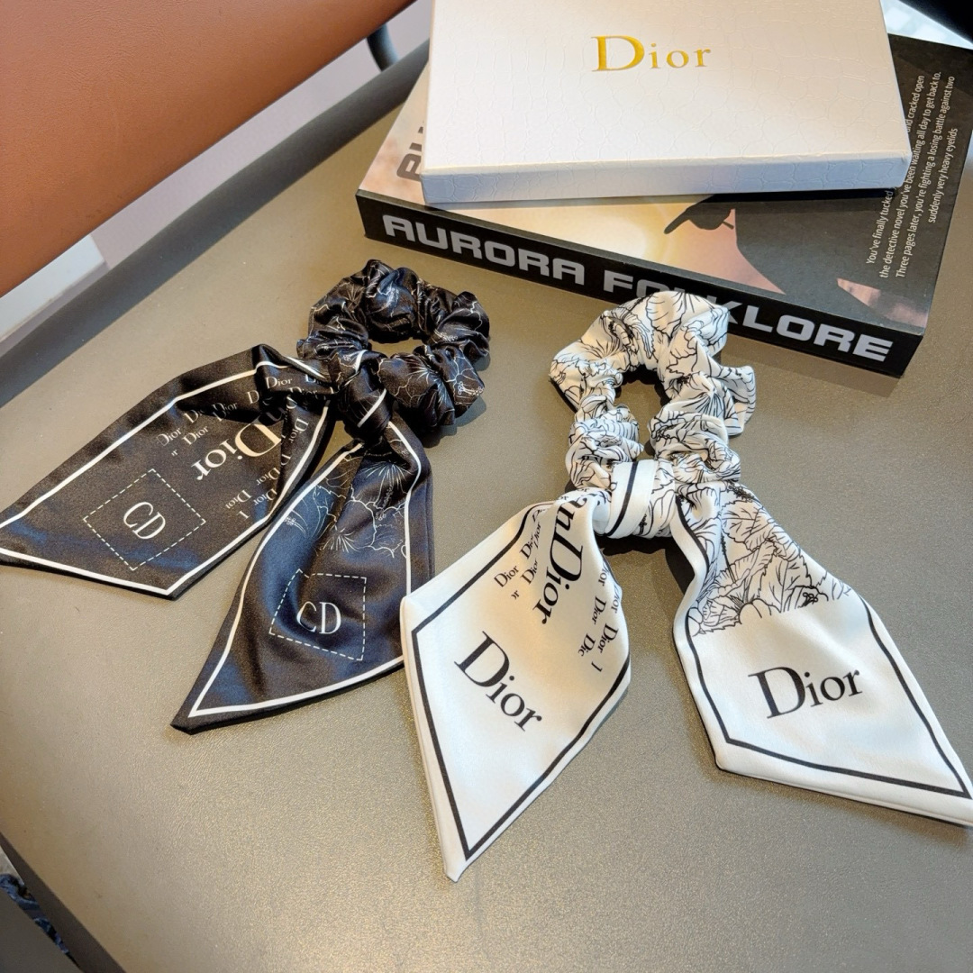 配包装
Dior （迪奥）字母飘带马尾发圈 蝴蝶结肠圈，高档韩版皮筋，经典花型设计， 高端大气，名媛范儿
