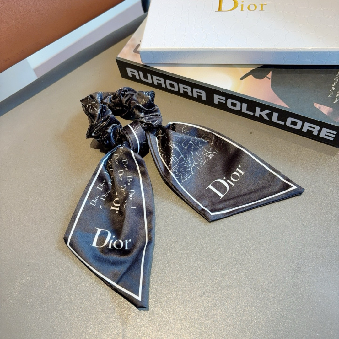 配包装
Dior （迪奥）字母飘带马尾发圈 蝴蝶结肠圈，高档韩版皮筋，经典花型设计， 高端大气，名媛范儿