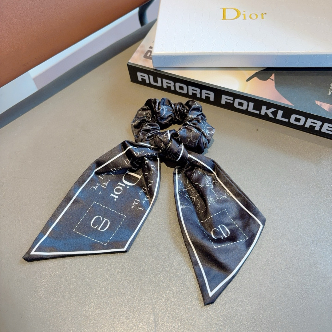 配包装
Dior （迪奥）字母飘带马尾发圈 蝴蝶结肠圈，高档韩版皮筋，经典花型设计， 高端大气，名媛范儿