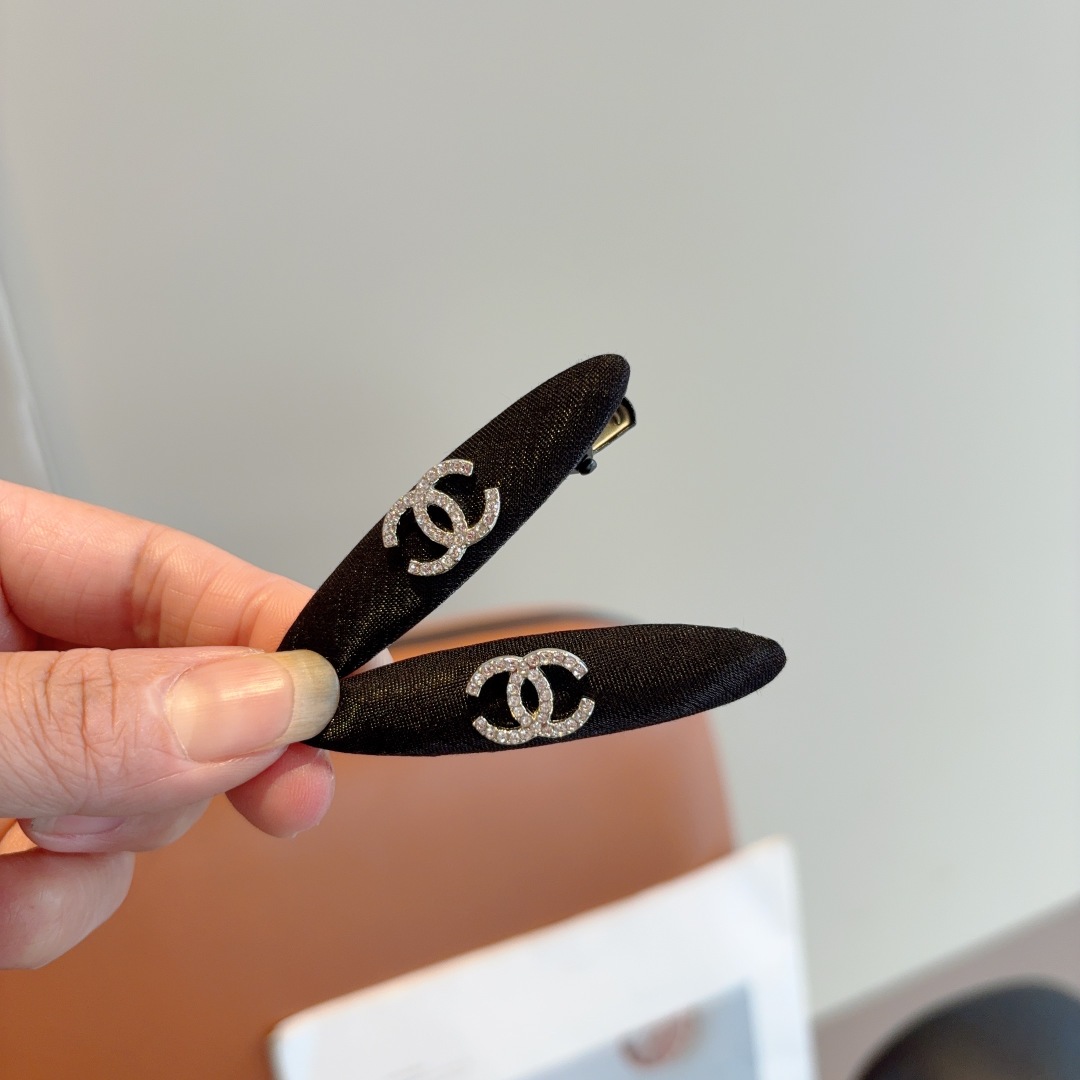 配包装 （一对）
CHANEL （香奈儿） 高端新款发夹BB夹、经典字母logo边夹刘海夹发饰， 高级感