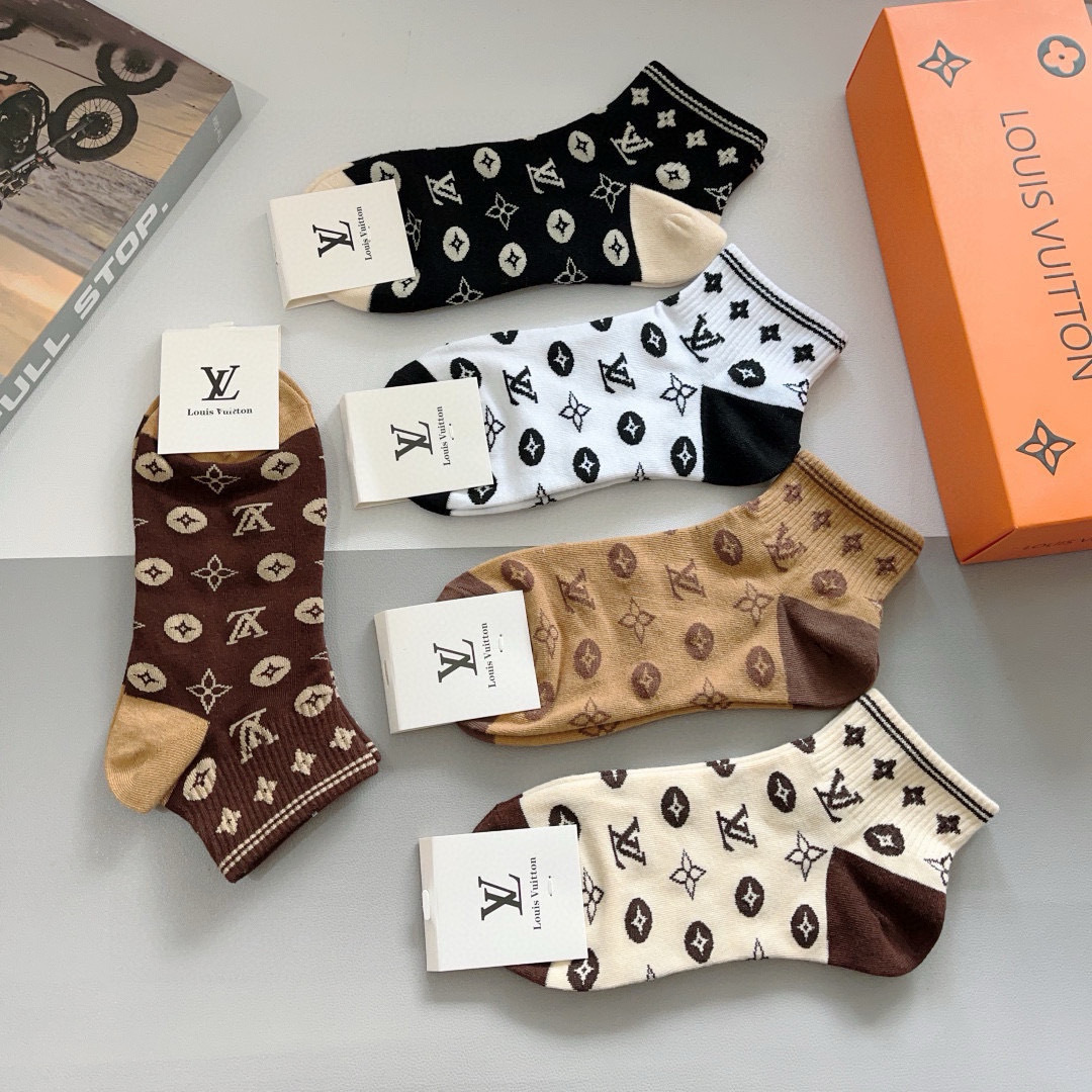 配包装（一盒5双）
 🌟 LV 路易威登 超火纯棉面料船袜，经典字母logo袜子，个性时尚百搭款，你值得