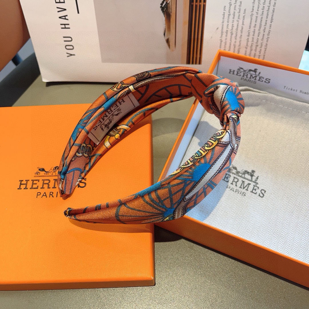 配包装
Hermes（爱马仕）  火爆定制款发箍，网红同款  进口真丝面料， 出口订单、细节全部实拍！特
