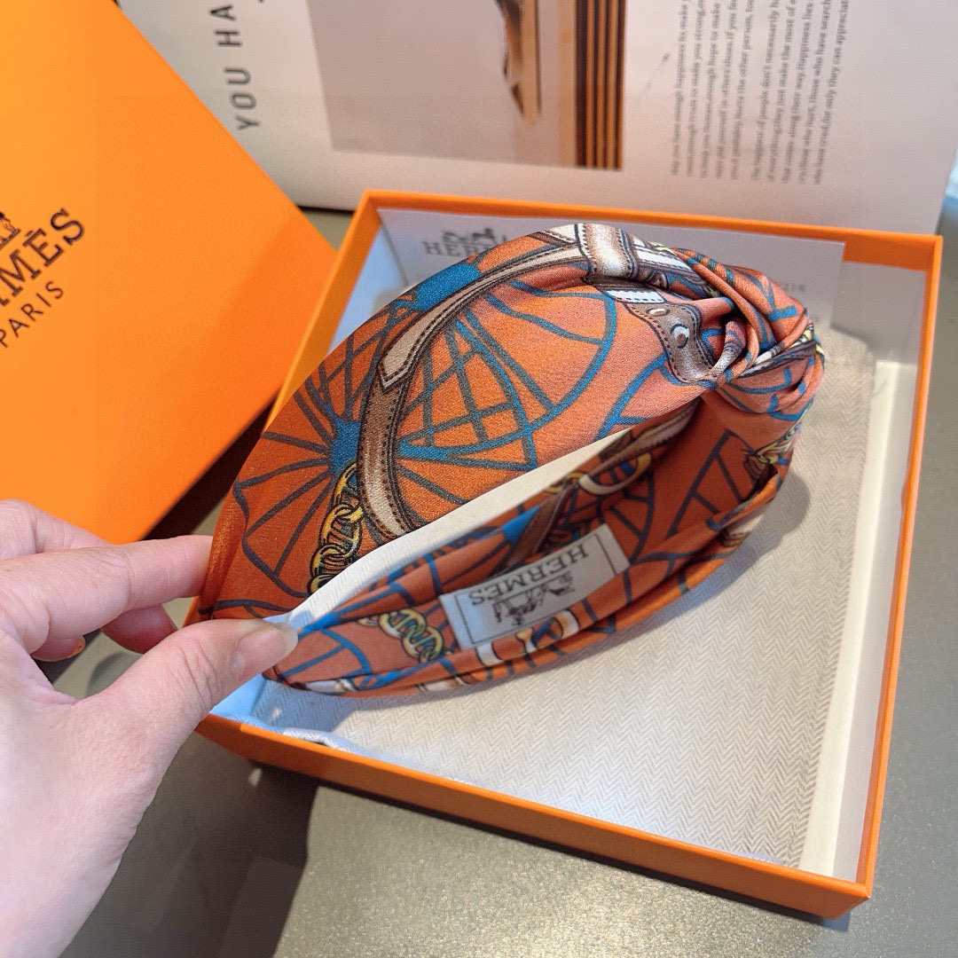 配包装
Hermes（爱马仕）  火爆定制款发箍，网红同款  进口真丝面料， 出口订单、细节全部实拍！特