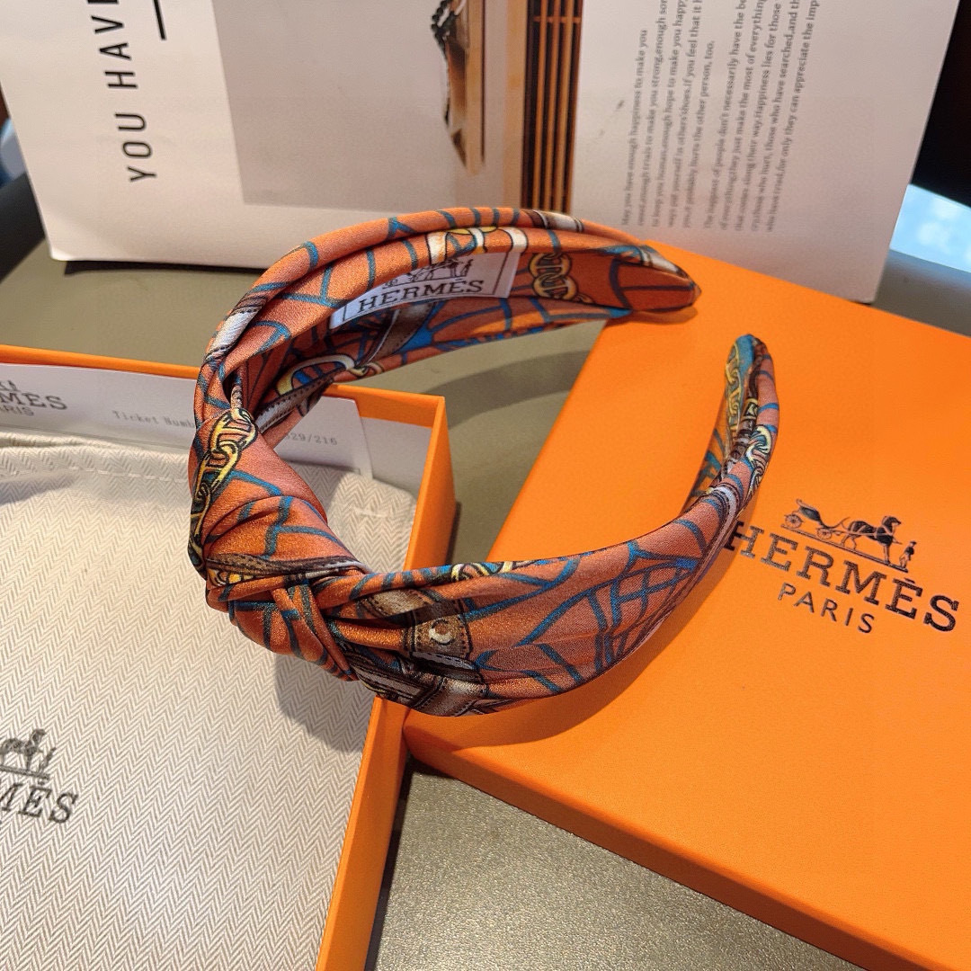 配包装
Hermes（爱马仕）  火爆定制款发箍，网红同款  进口真丝面料， 出口订单、细节全部实拍！特
