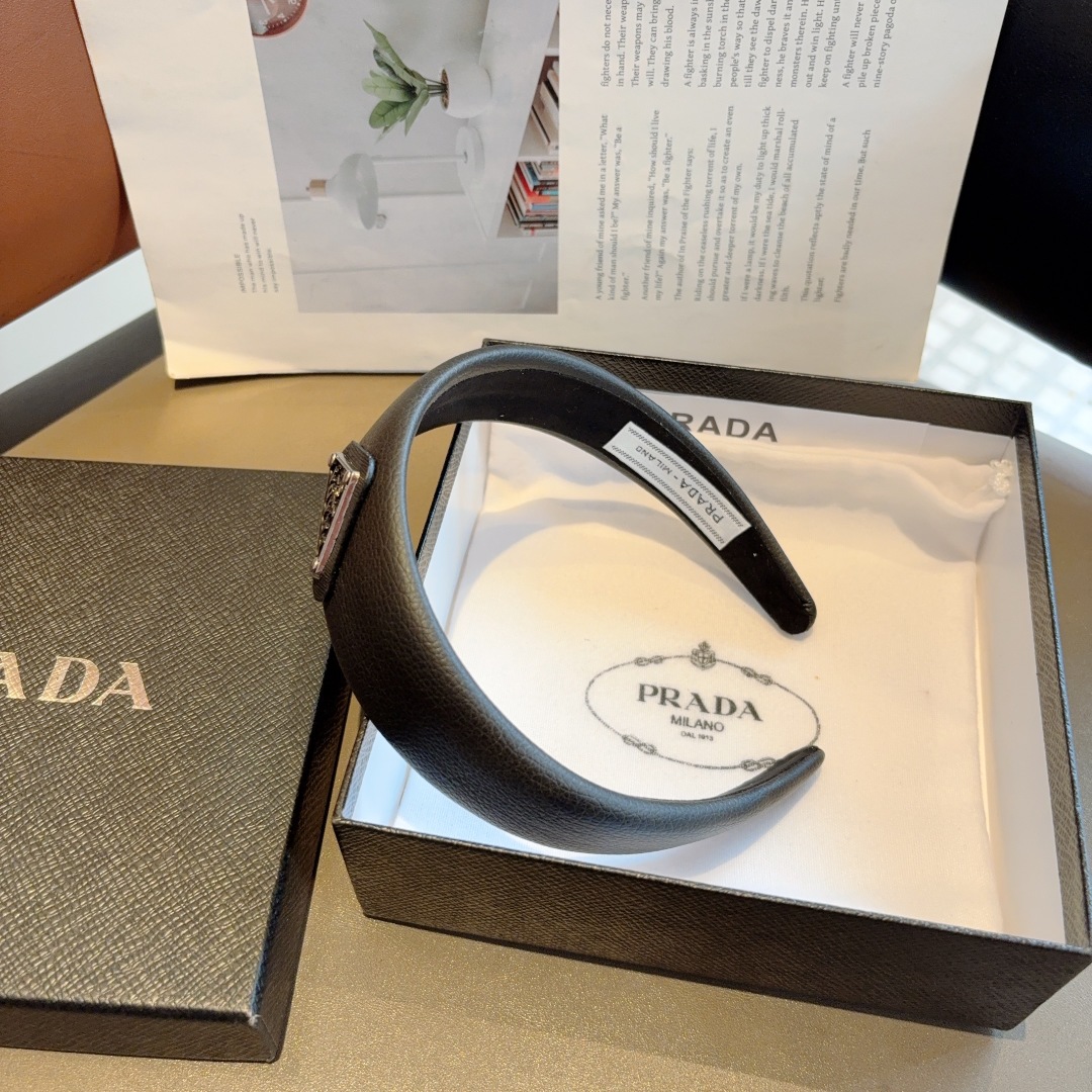 配包装
PRADA （普拉达） 倒三角新款潮流发箍。气质女神必备单品，非常百搭，时尚潮流， 戴上它满满的