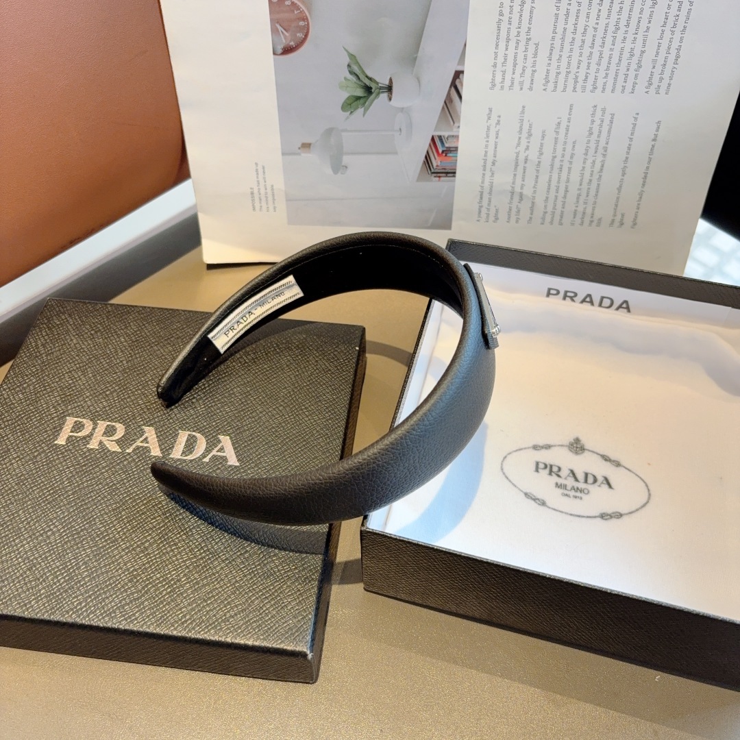 配包装
PRADA （普拉达） 倒三角新款潮流发箍。气质女神必备单品，非常百搭，时尚潮流， 戴上它满满的