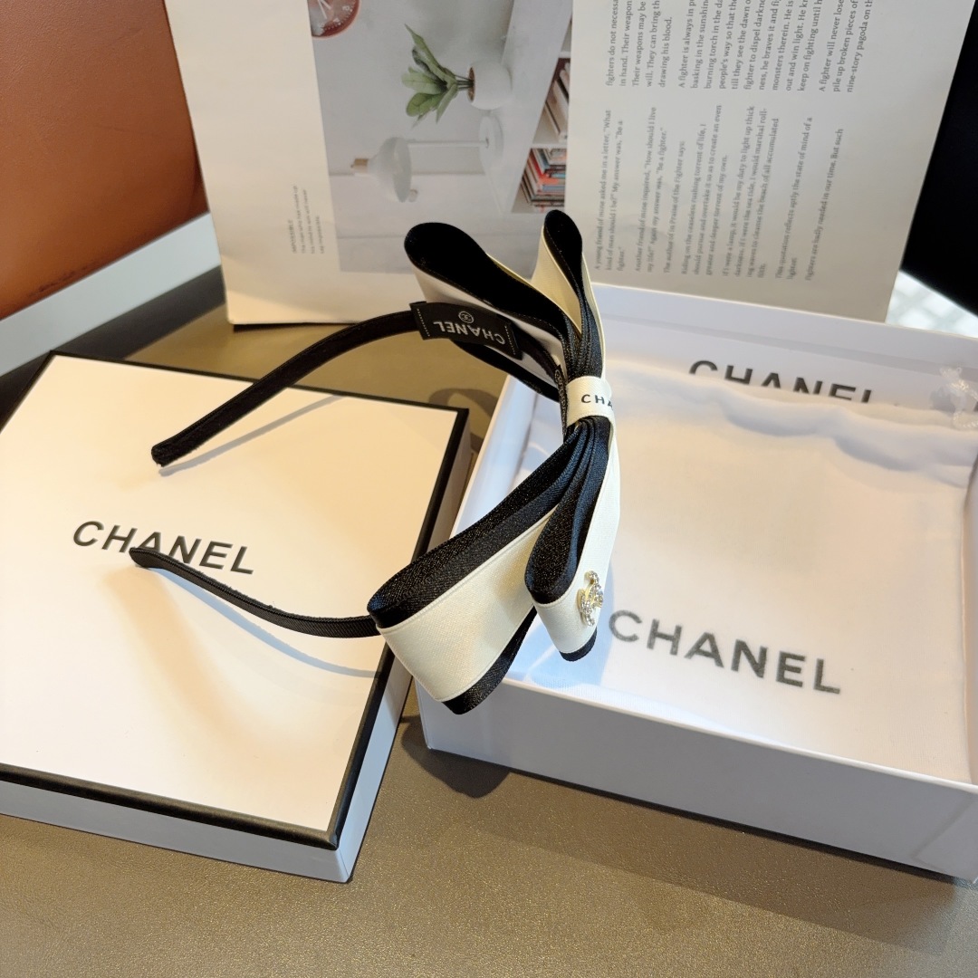 配包装
CHANEL（香奈儿）新款精美蝴蝶结发箍，复古网红头箍 搭配高端材质，超精致，时尚高级感百搭款。