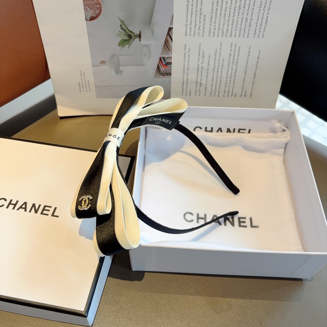 配包装
CHANEL（香奈儿）新款精美蝴蝶结发箍，复古网红头箍 搭配高端材质，超精致，时尚高级感百搭款。