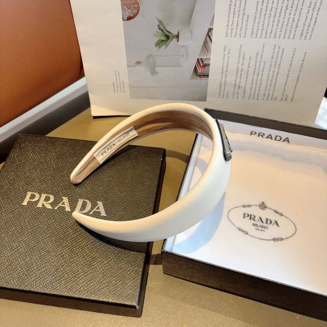 配包装
PRADA （普拉达） 倒三角新款潮流发箍。气质女神必备单品，非常百搭，时尚潮流， 戴上它满满的