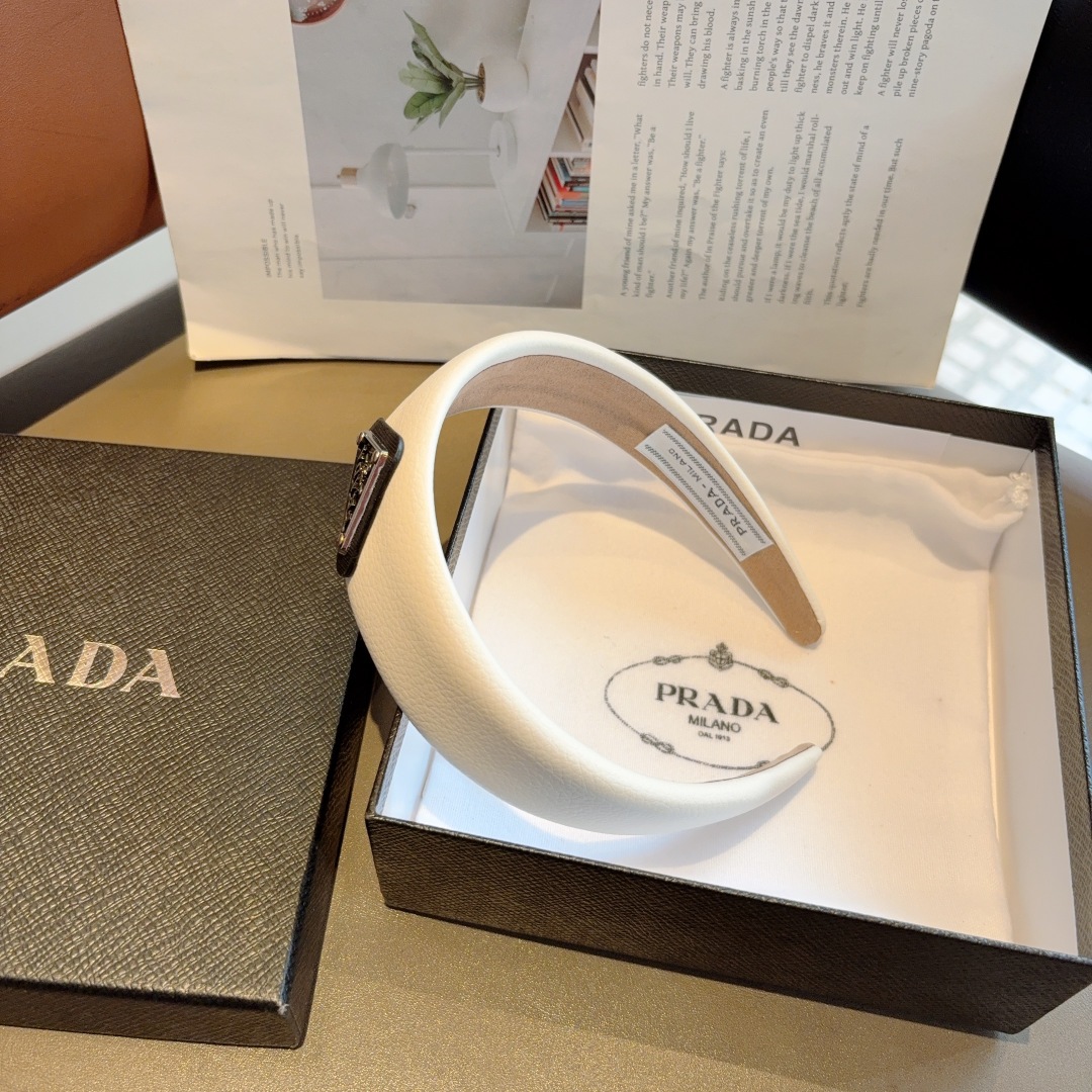配包装
PRADA （普拉达） 倒三角新款潮流发箍。气质女神必备单品，非常百搭，时尚潮流， 戴上它满满的