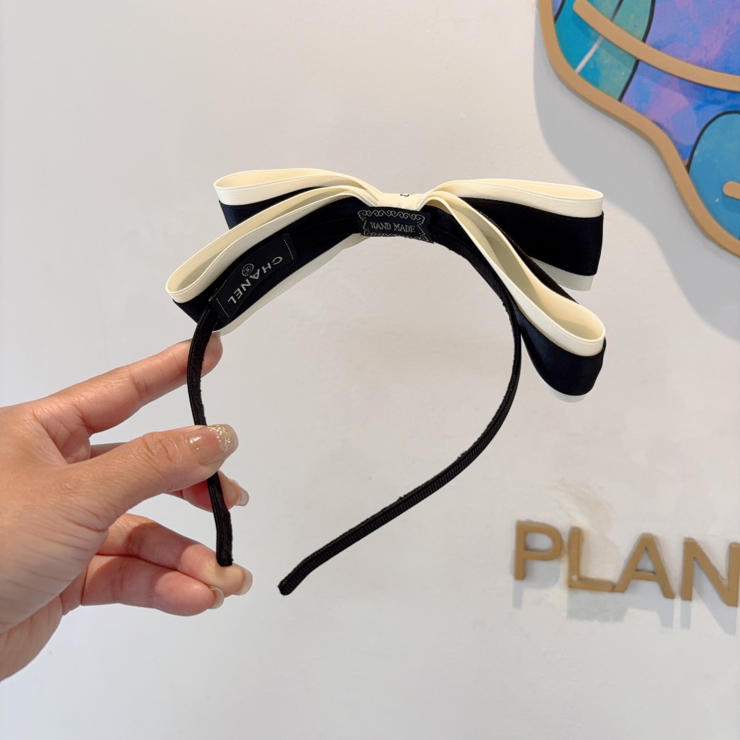 配包装
CHANEL（香奈儿）新款精美蝴蝶结发箍，复古网红头箍 搭配高端材质，超精致，时尚高级感百搭款。
