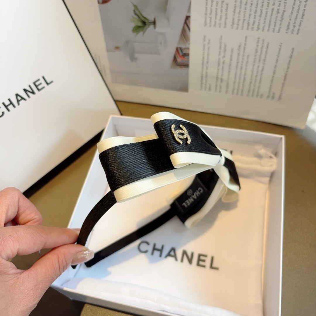 配包装
CHANEL（香奈儿）新款精美蝴蝶结发箍，复古网红头箍 搭配高端材质，超精致，时尚高级感百搭款。