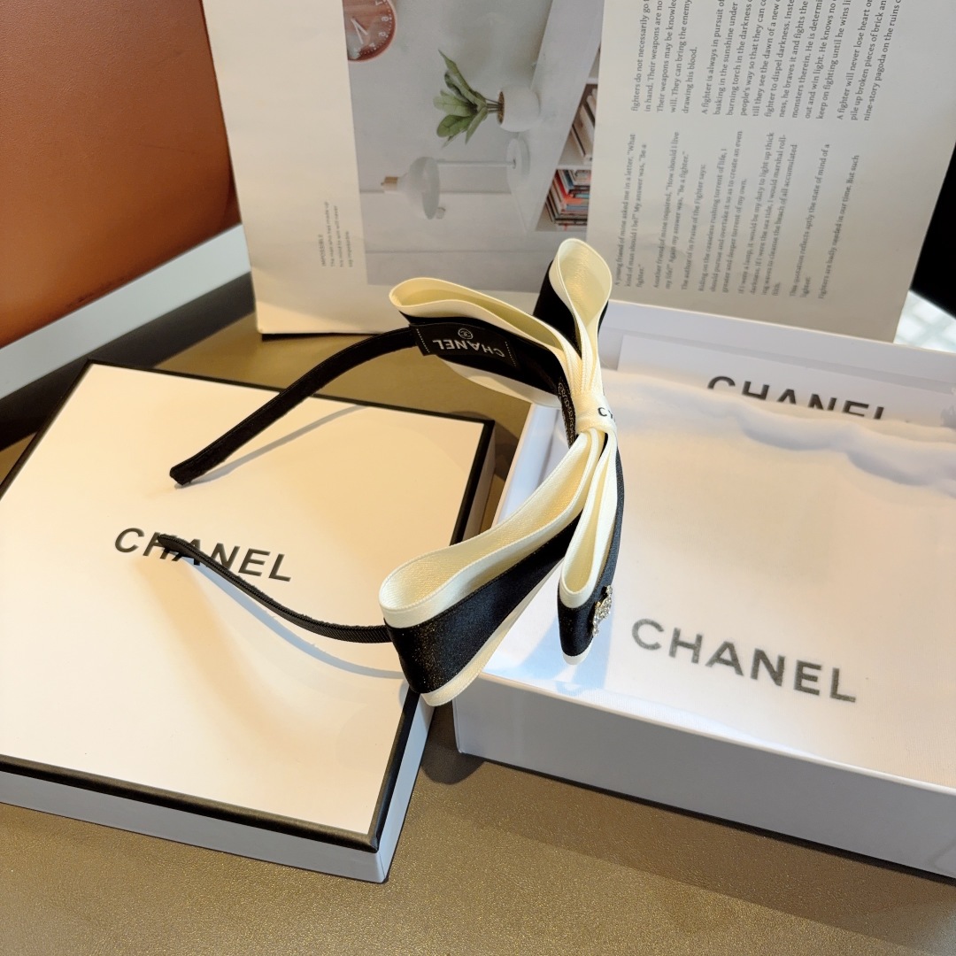 配包装
CHANEL（香奈儿）新款精美蝴蝶结发箍，复古网红头箍 搭配高端材质，超精致，时尚高级感百搭款。