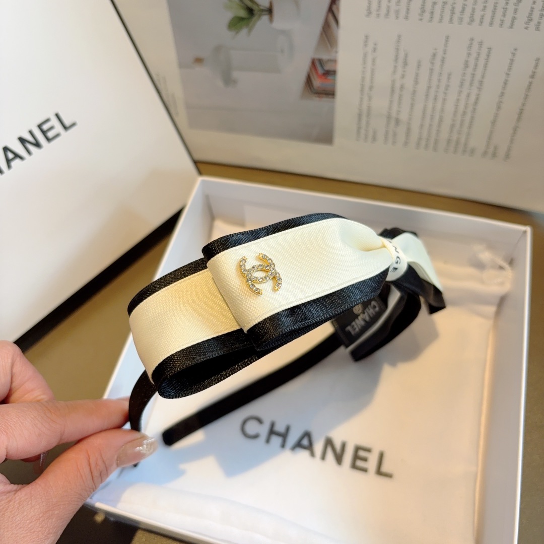 配包装
CHANEL（香奈儿）新款精美蝴蝶结发箍，复古网红头箍 搭配高端材质，超精致，时尚高级感百搭款。