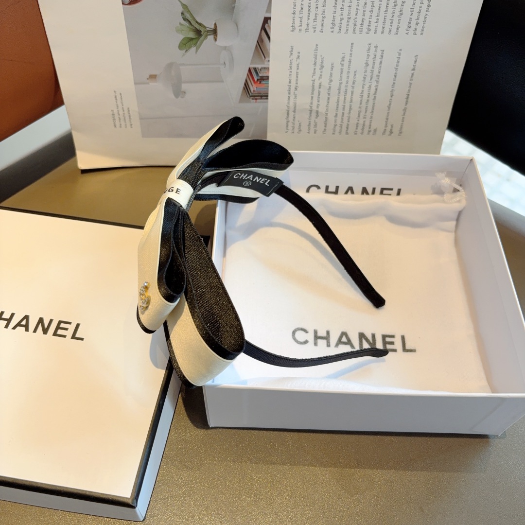 配包装
CHANEL（香奈儿）新款精美蝴蝶结发箍，复古网红头箍 搭配高端材质，超精致，时尚高级感百搭款。