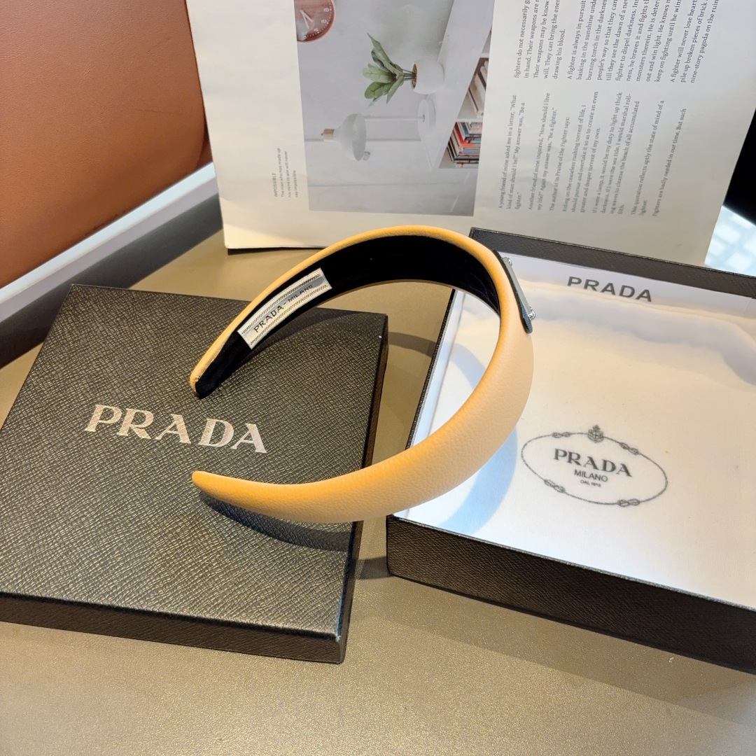 配包装
PRADA （普拉达） 倒三角新款潮流发箍。气质女神必备单品，非常百搭，时尚潮流， 戴上它满满的