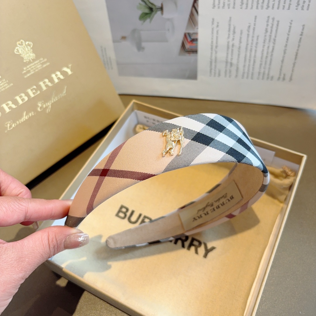 配包装
巴宝莉BURBERRY 新款宽边发箍，客供面料 🎀细节全部实拍！非常耐看又百搭、适合各种场合搭配