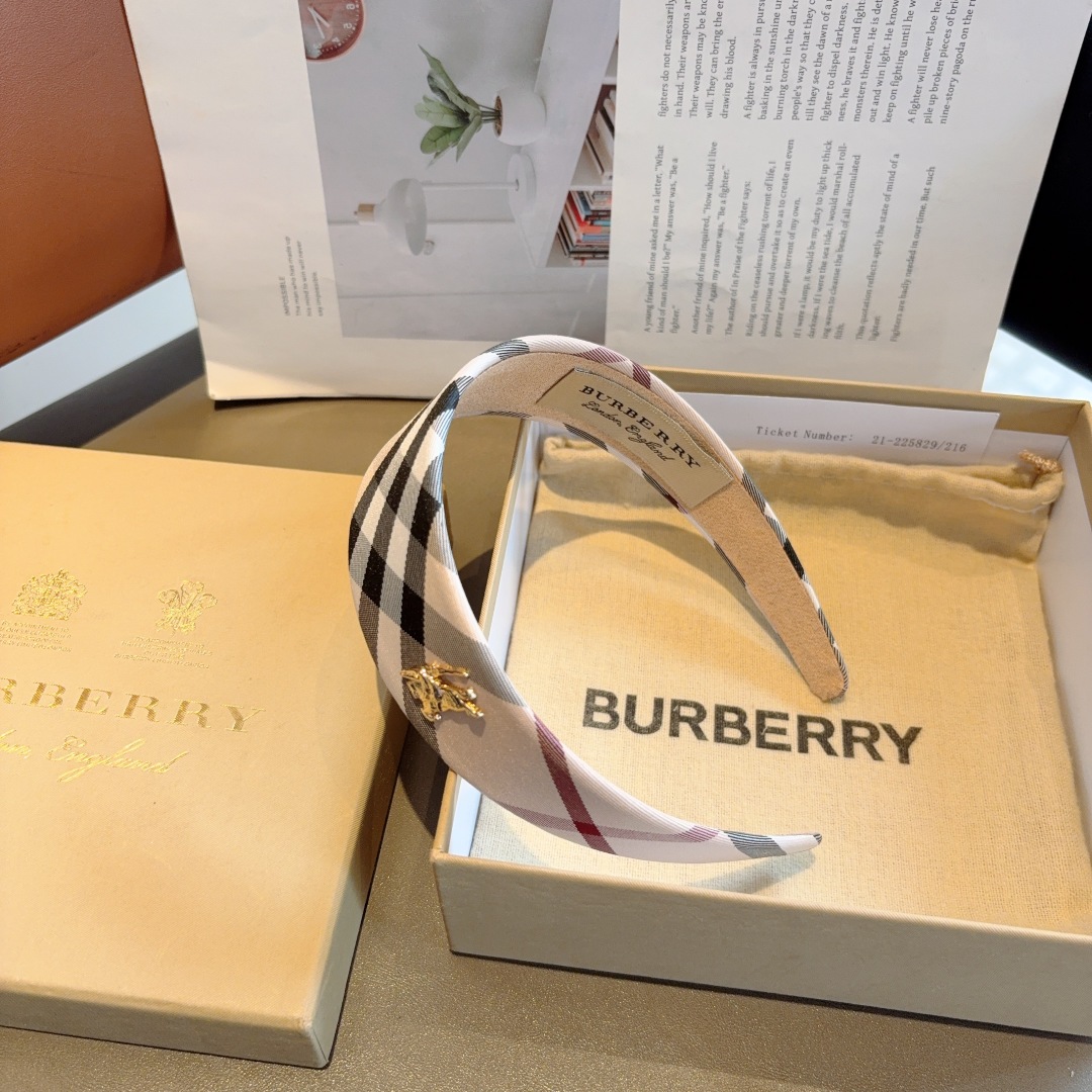 配包装
巴宝莉BURBERRY 新款宽边发箍，客供面料 🎀细节全部实拍！非常耐看又百搭、适合各种场合搭配