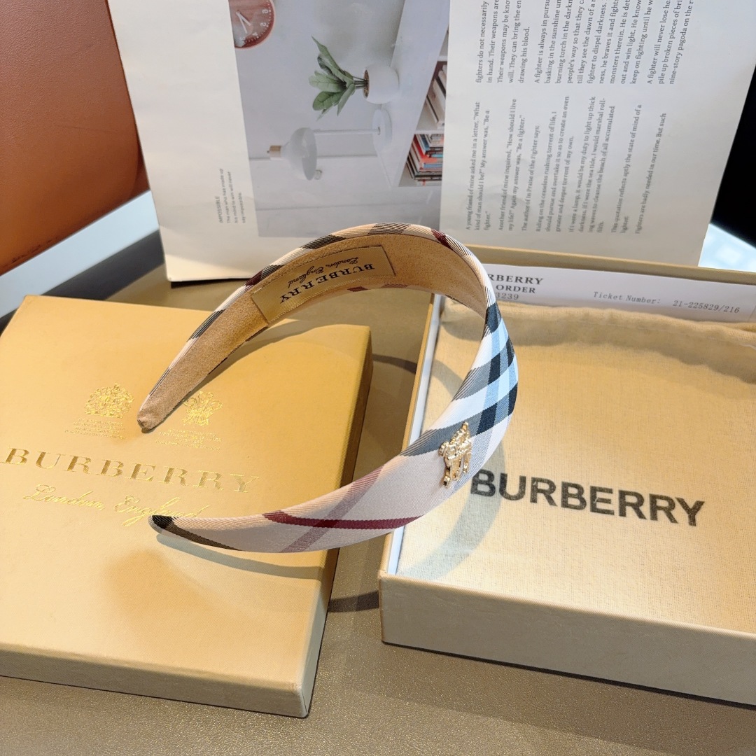 配包装
巴宝莉BURBERRY 新款宽边发箍，客供面料 🎀细节全部实拍！非常耐看又百搭、适合各种场合搭配