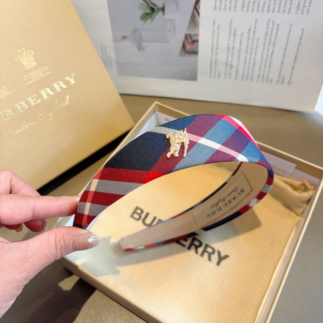 配包装
巴宝莉BURBERRY 新款宽边发箍，客供面料 🎀细节全部实拍！非常耐看又百搭、适合各种场合搭配