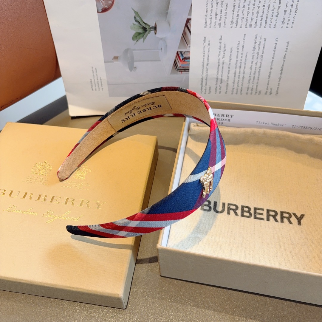 配包装
巴宝莉BURBERRY 新款宽边发箍，客供面料 🎀细节全部实拍！非常耐看又百搭、适合各种场合搭配