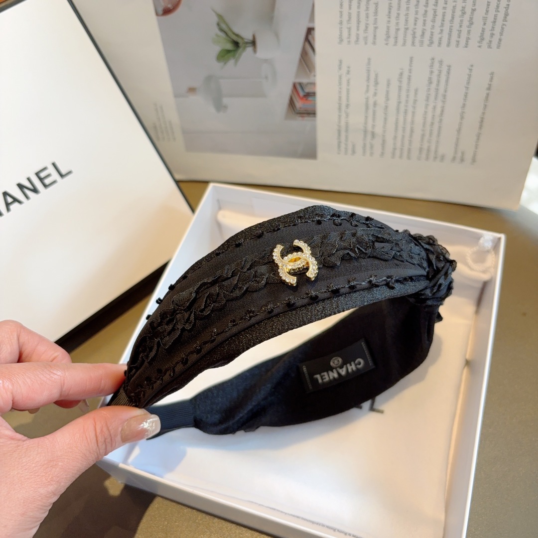 配包装
CHANEL（香奈儿）韩国新品小清新发箍，佩戴舒适无压力，造型搭配必备！时尚外出百搭款发饰！