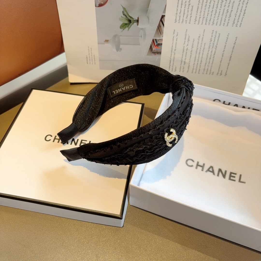 配包装
CHANEL（香奈儿）韩国新品小清新发箍，佩戴舒适无压力，造型搭配必备！时尚外出百搭款发饰！