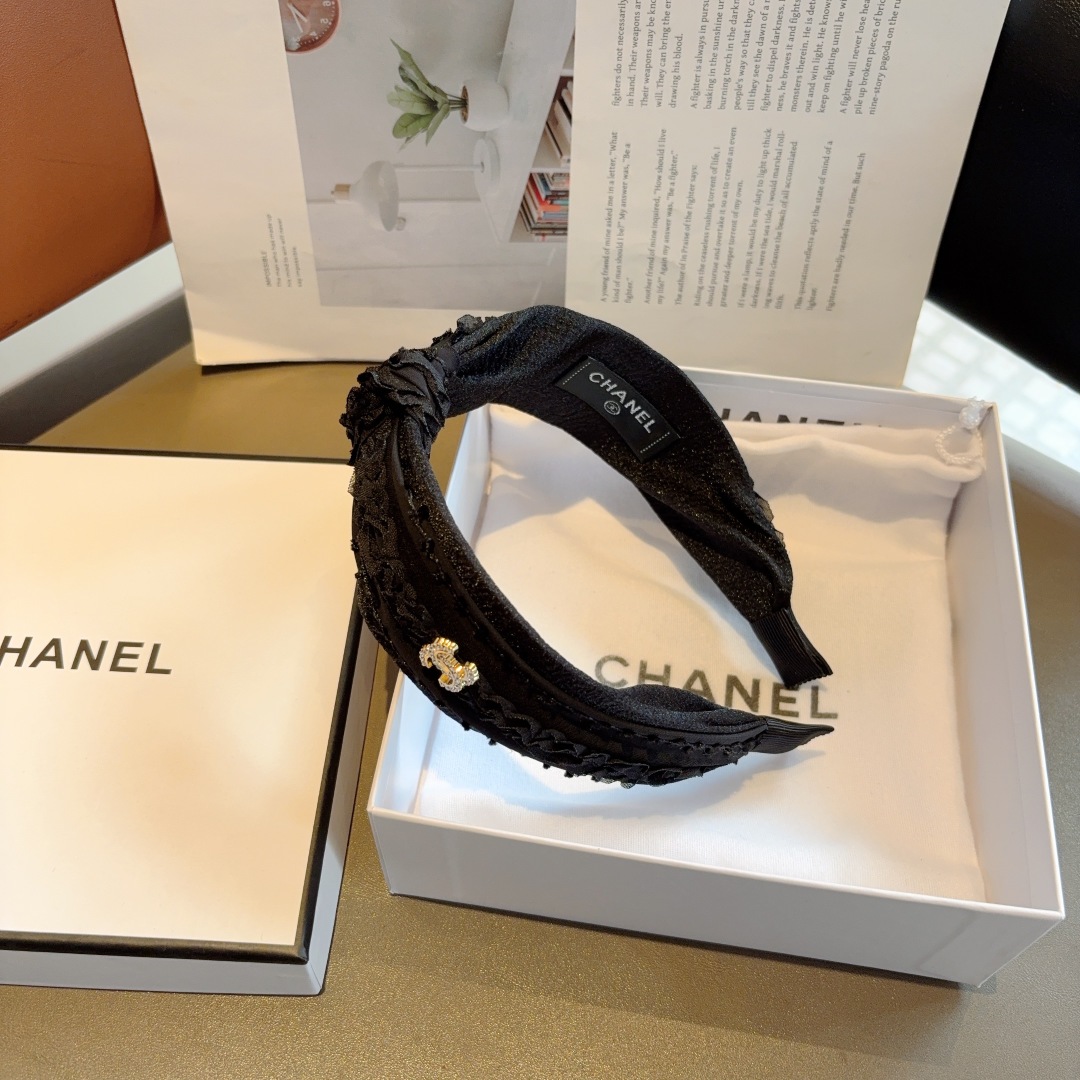 配包装
CHANEL（香奈儿）韩国新品小清新发箍，佩戴舒适无压力，造型搭配必备！时尚外出百搭款发饰！