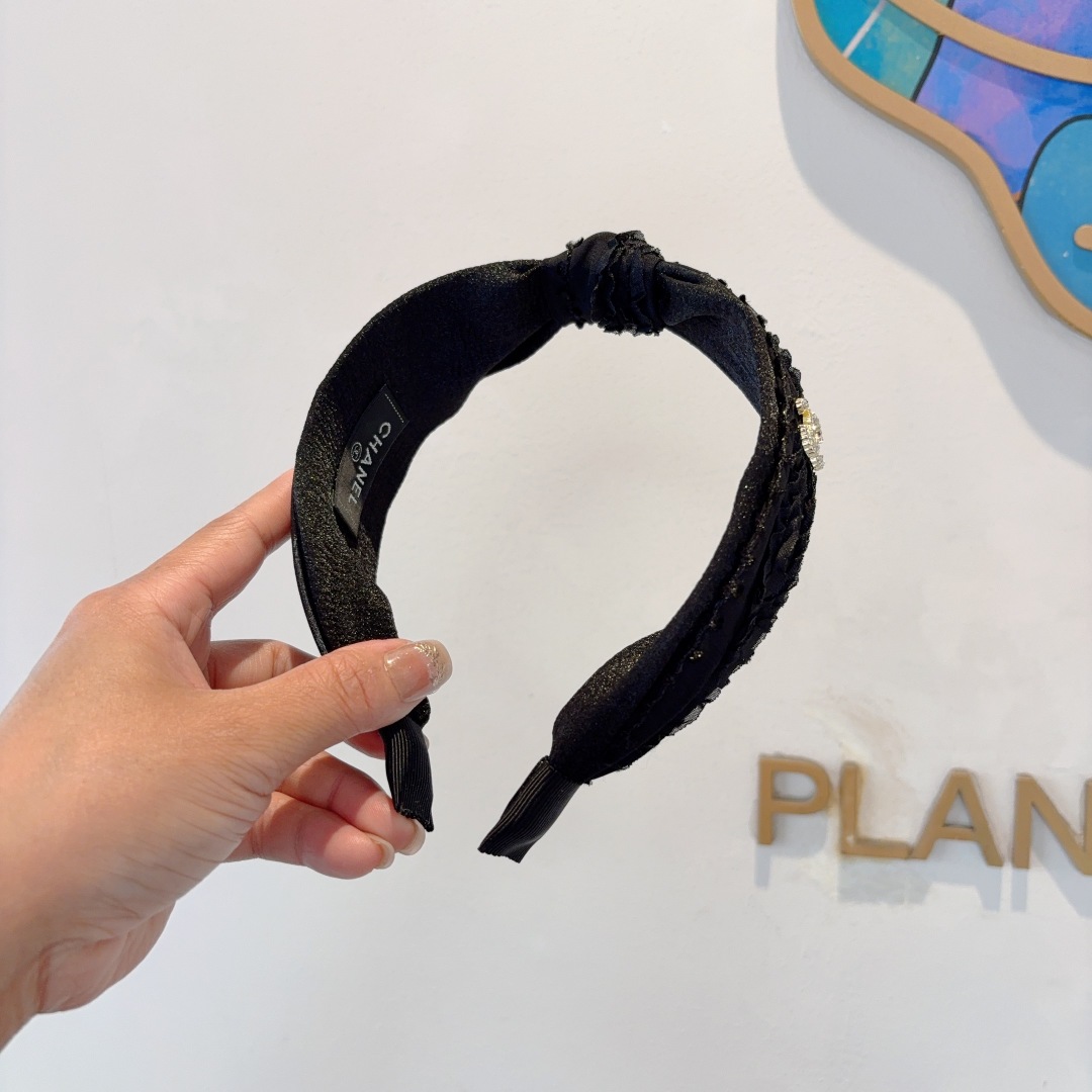 配包装
CHANEL（香奈儿）韩国新品小清新发箍，佩戴舒适无压力，造型搭配必备！时尚外出百搭款发饰！