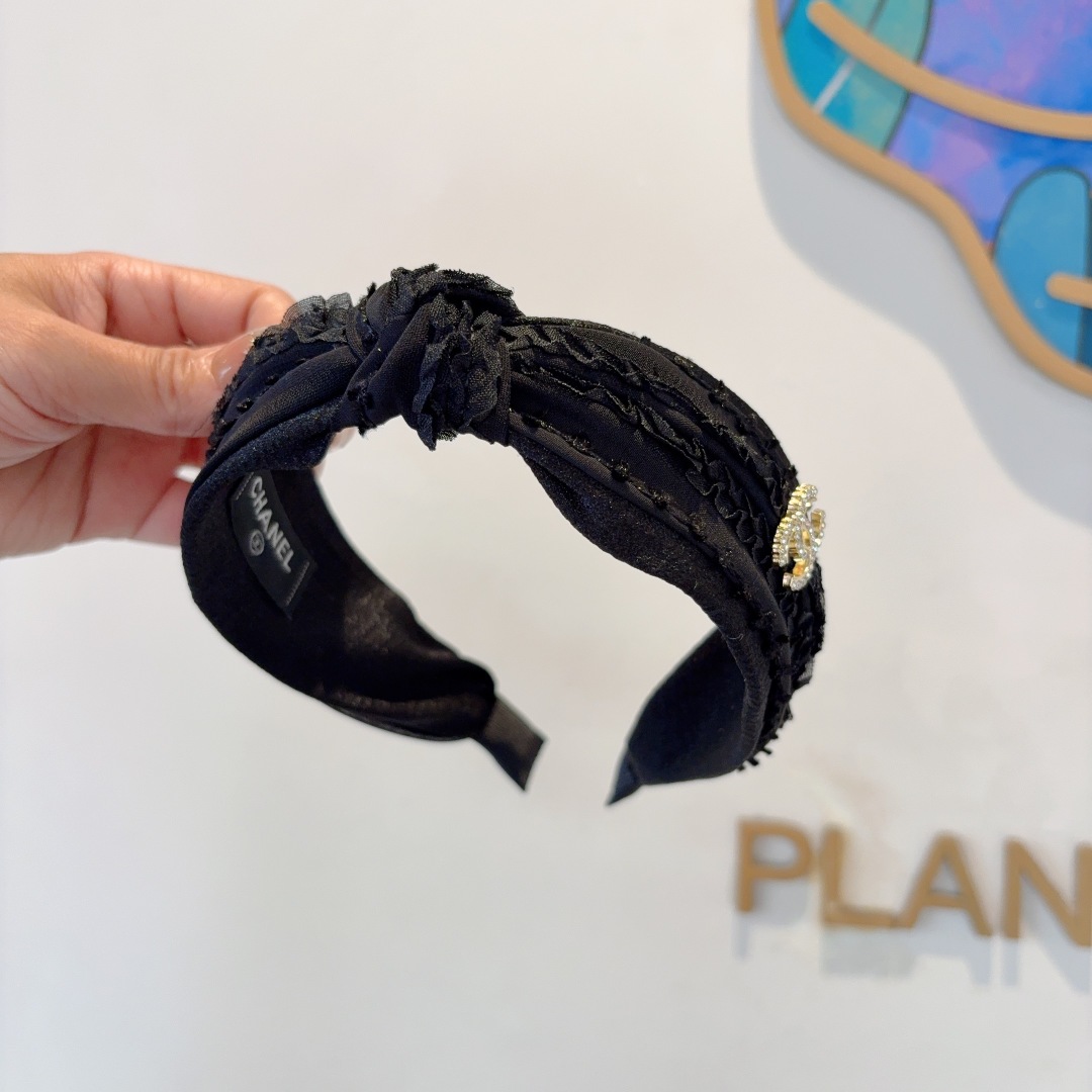 配包装
CHANEL（香奈儿）韩国新品小清新发箍，佩戴舒适无压力，造型搭配必备！时尚外出百搭款发饰！