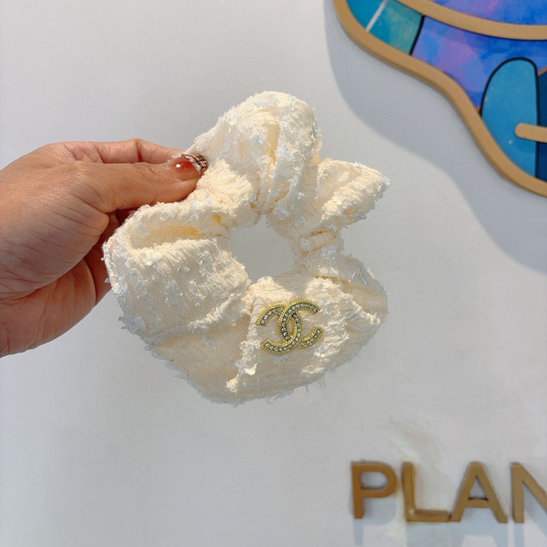 配包装
CHANEL香奈儿 网红爆款发圈皮筋 精致佩戴舒适无压力，造型搭配必备！非常时尚百搭！名媛范儿。