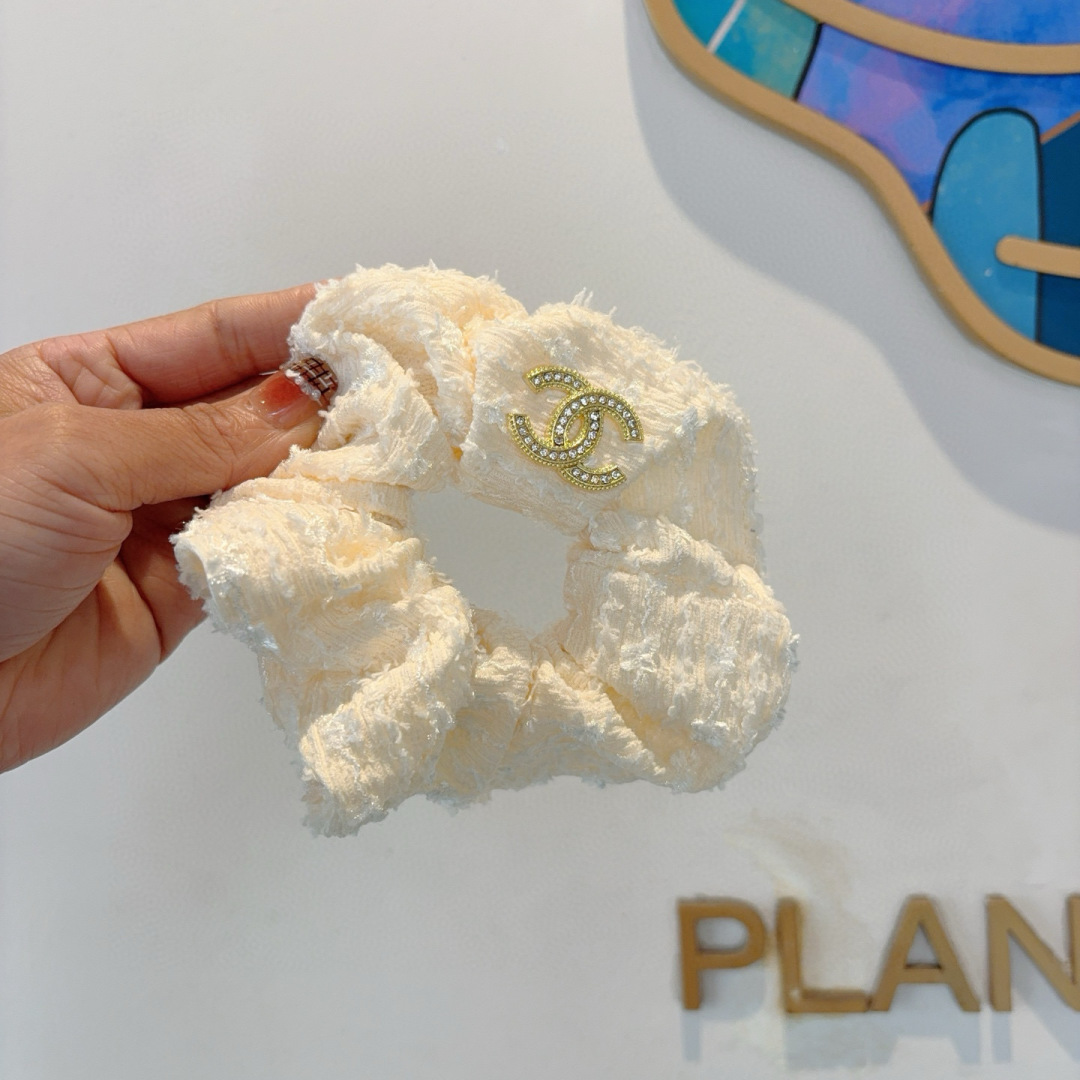 配包装
CHANEL香奈儿 网红爆款发圈皮筋 精致佩戴舒适无压力，造型搭配必备！非常时尚百搭！名媛范儿。